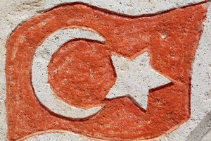 トルコの旗はセメントで成形されました。